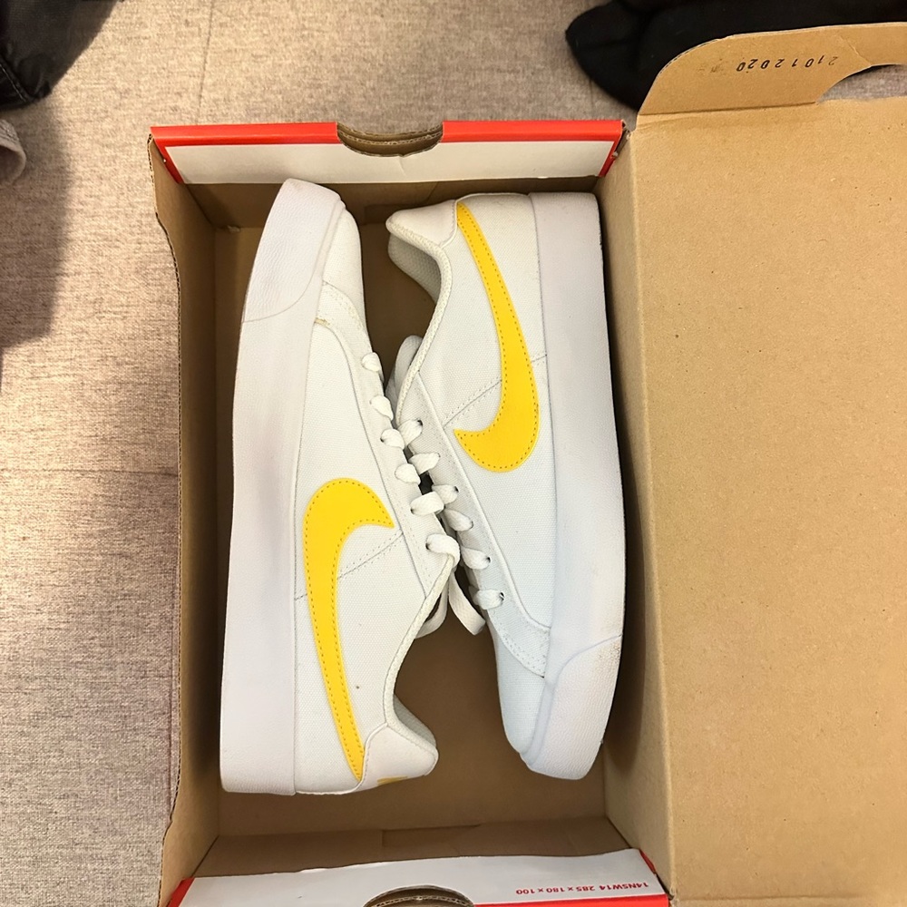 Nike court royale